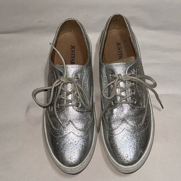 Just Fab Wilma Silver lace up oxfords sneakers Sz 7 1/2 - Picture 1 of 7